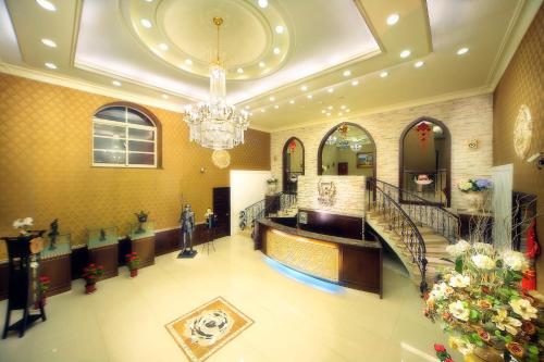 a large lobby with a staircase and a chandelier at Huis Ten Bosch in Renai