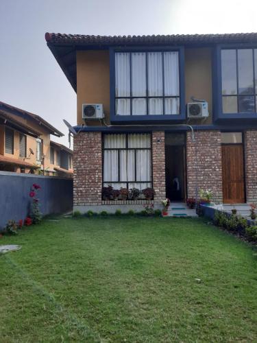 El edificio en el que está la casa vacacional