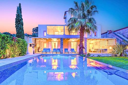 Πισίνα στο ή κοντά στο Cretan Mansion with Heated Swimming Pool