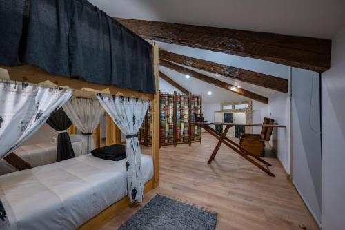 Schlafzimmer mit einem Bett und Holzboden in der Unterkunft Hostel O Torneiro in Pernes