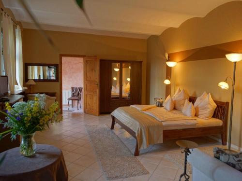 1 dormitorio con 1 cama y sala de estar en Raminorca Ferienwohnung - Frühstück kann man bei uns dazu buchen, en Ramin