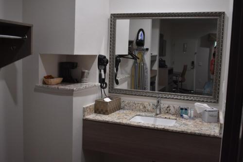 a bathroom with a sink and a mirror at Grand Villa - Humble in Humble