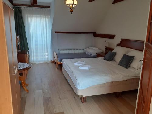 a hotel room with a bed and a window at Spichlerz in Rydzewo