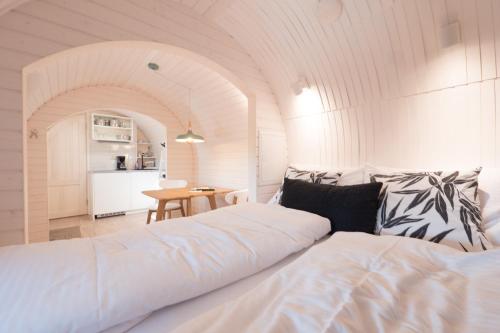 een slaapkamer met een groot bed en een keuken bij Freches Wohnen Igluhuts in Lindau