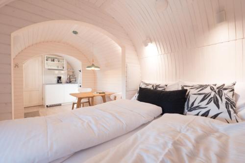 a bedroom with a large bed and a kitchen at Freches Wohnen Igluhuts in Lindau