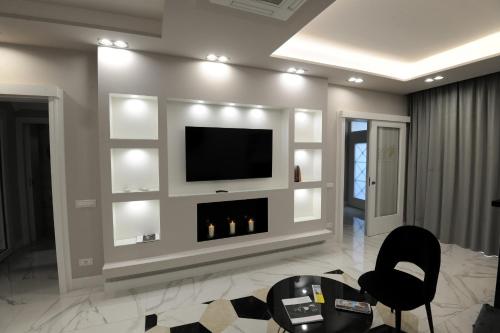 salon z telewizorem i kominkiem w obiekcie B&B La Dolce Vita w mieście Fondi