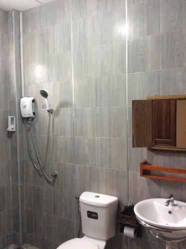 een badkamer met een douche, een toilet en een wastafel bij Siam Guesthouse in Kanchanaburi