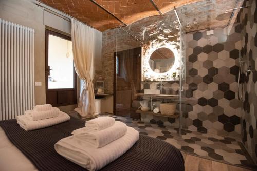 uma casa de banho com 2 toalhas brancas e um chuveiro em Fioraia5 Dimora em Arezzo