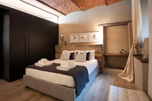 a bedroom with a large bed with towels on it at Fioraia5 Dimora in Arezzo