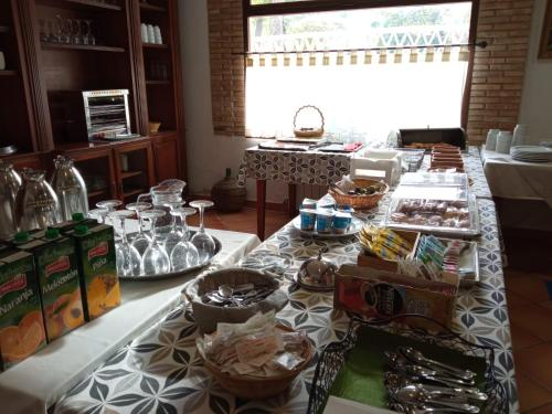 - une table avec un buffet de plats dans l'établissement Hotel Rural Puerto Mágina, à Torres