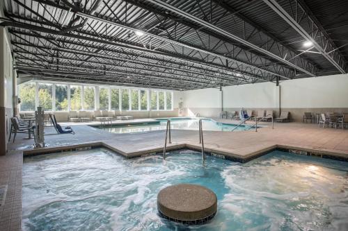 a large swimming pool in a building at Holiday Inn Express & Suites Ludington by IHG in Ludington