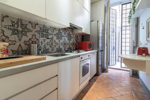 Luxury Apartment in Via dei Cartari Spacious, Elegant, Central Rome