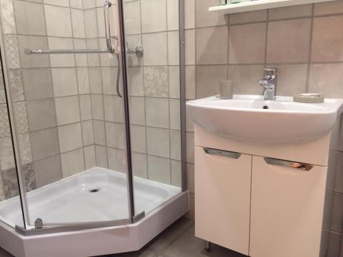 A bathroom at Rosemarine Apart Hotel