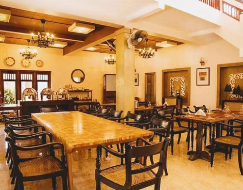 - un restaurant avec des tables et des chaises dans une salle dans l'établissement Forever City Hotel, à Kiribathgoda