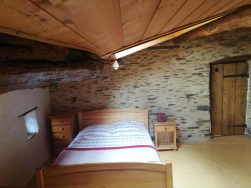 Tempat tidur dalam kamar di Gîte Sainte Croix en Jarez, Le Val des Equins