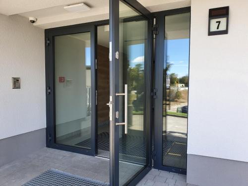 an entrance to a building with sliding glass doors at Apartament Seaside View - Gardenia Seaside Dziwnów in Dziwnów