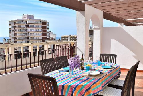トレ・デル・マールにあるMagnifico ático en la playaの市街の景色を望むバルコニー(テーブル付)