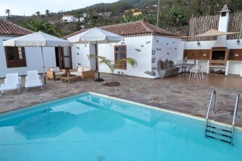 una villa con piscina e una casa di Casa El Llano a Tijarafe