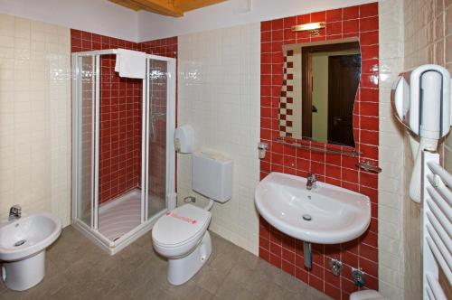 e bagno con servizi igienici, lavandino e doccia. di Hotel Chez Toi a Oulx