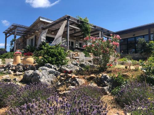 ein Haus mit einem Garten mit Blumen davor in der Unterkunft Villa Dolina Hvar in Hvar