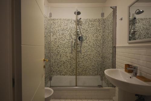 W łazience znajduje się prysznic i umywalka. w obiekcie La Maison B w Bergamo
