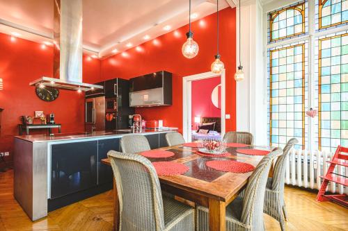 een keuken en eetkamer met een houten tafel en stoelen bij The Gorgeous Hyper Center in Reims