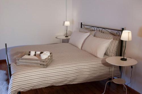 een slaapkamer met een bed met 2 tafels en 2 lampen bij B&B Antico Borgo Marcemigo in Tregnago