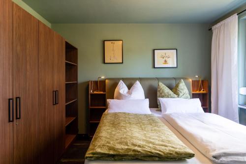 1 dormitorio con 2 camas y almohadas blancas en Apartment ECH Königsberger en Würzburg