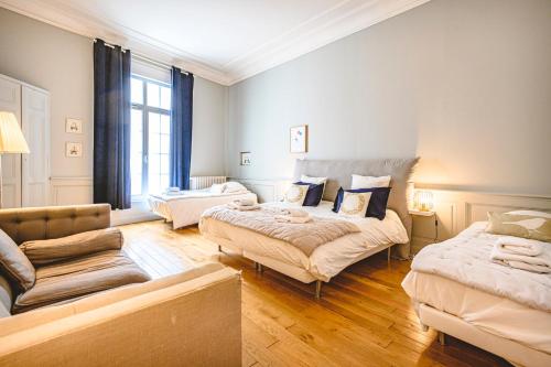une chambre avec deux lits et un canapé dans l'établissement The Gorgeous Hyper Center private garden, à Reims