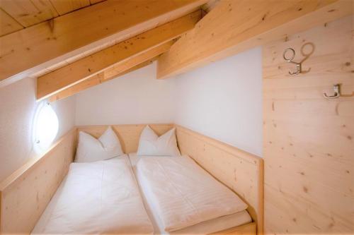 Una cama o camas en una habitación de Villa Lilly - Luxus Appartements im Villenviertel