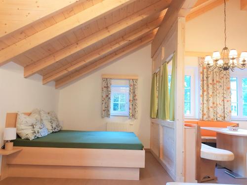 Una cama o camas en una habitación de Villa Lilly - Luxus Appartements im Villenviertel