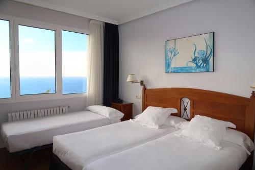 Un pat sau paturi într-o cameră la Hotel Gudamendi