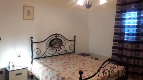 1 dormitorio con 1 cama en una habitación con ventana en Casa Vacanza Dei Lidi, en Fontane Bianche
