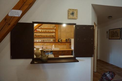 eine Küche mit einer Theke und einem Waschbecken in einem Zimmer in der Unterkunft mlyn-osvracin in Osvračín