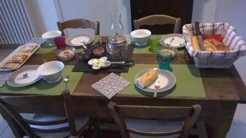 una mesa de comedor con comida. en A L'OMBRE DU TEIL, en Bouville