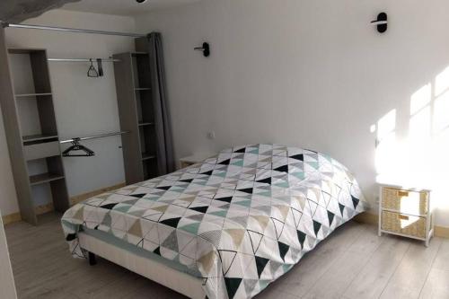 um quarto com uma cama num quarto em charmante maison normande luneray em Luneray