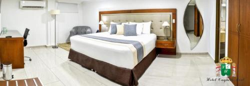 Un dormitorio con una cama grande en una habitación. en Hotel Caquetá Real HSC, en Florencia