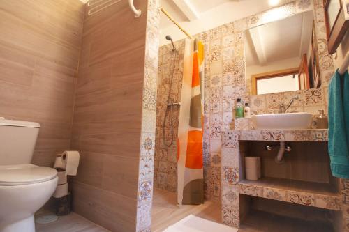 łazienka z toaletą i umywalką w obiekcie Valvida w mieście Gaio