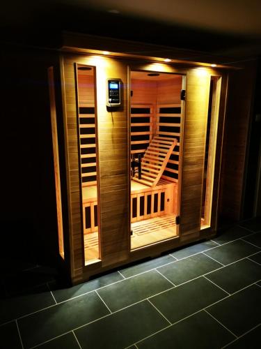 a small room with a wooden room with a balcony at Hűvösvölgy Vendégház in Lókút
