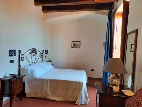 a bedroom with a bed and a table with a lamp at Portico Del Paradiso in Scala