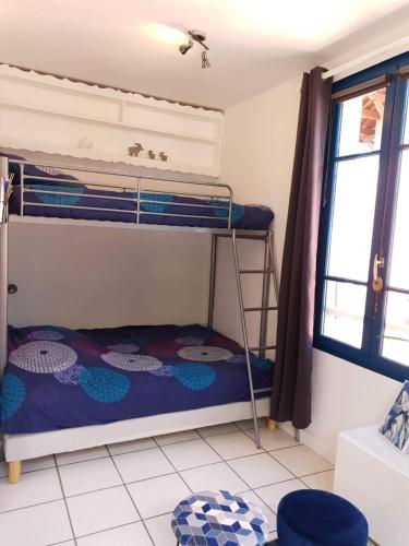 une chambre avec un lit superposé et une fenêtre dans l'établissement Le Studio Alpin - Hyper centre Saint Gervais, à Saint-Gervais-les-Bains