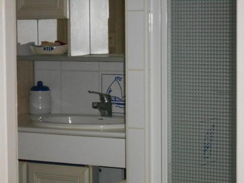 a kitchen with a sink and aaucet at ILE DE RE, LA DANAE avec VELOS, WIFI, COIN CUISINE, LINGE, PARKING gratuit in Saint-Martin-de-Ré