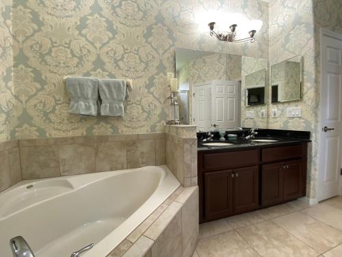 Kylpyhuone majoituspaikassa Platinum Vacation Homes