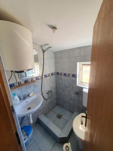 Ein Badezimmer in der Unterkunft Apartments Milka