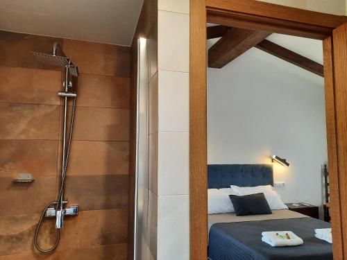 1 dormitorio con ducha y 1 cama en El Escudo de Calatrava en Mohedas de la Jara
