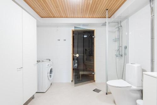 Kylpyhuone majoituspaikassa Local Nordic Apartments - Snow Weasel