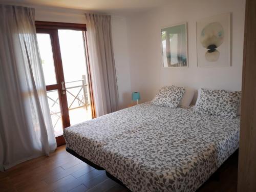プラヤ・デ・ラス・アメリカスにあるTenerife House Playa de las Américasのベッドルーム1室(ベッド1台、大きな窓付)
