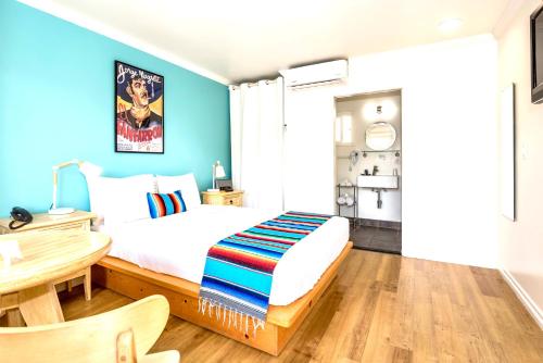 聖巴巴拉的住宿－龙舌兰汽车旅馆，一间卧室配有一张床、一张桌子和一张桌子