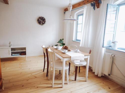 une salle à manger avec une table et des chaises blanches dans l'établissement Chaloupka Pálava, à Pavlov