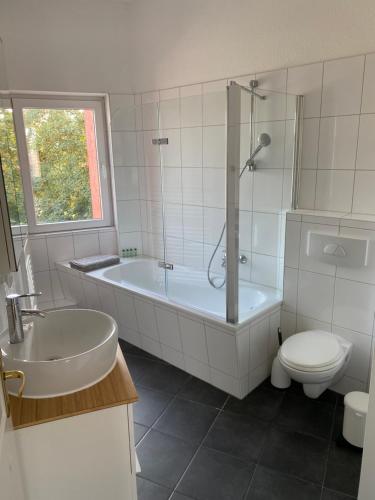łazienka z wanną, toaletą i umywalką w obiekcie Appartement großzügiges 2-Zimmer-Appartement im Zentrum von Potsdam direkt an der Havel w Poczdamie